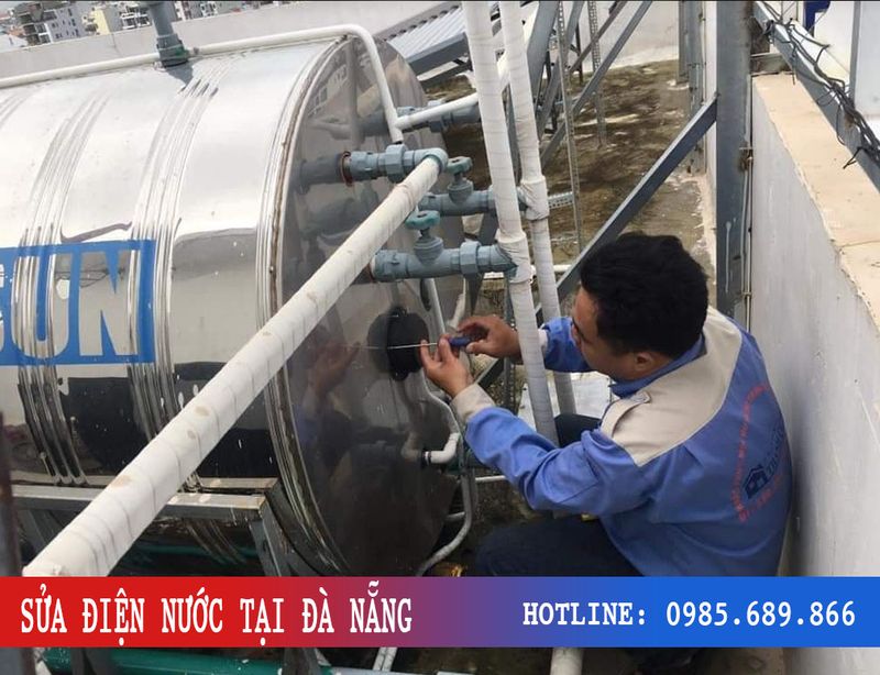 kỹ thuật viên sửa điện nước